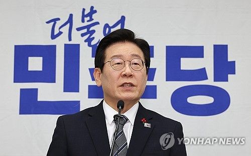 의원총회에서 발언하는 이재명 대표