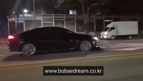 춘천 시내 도로 역주행하는 승용차와 이를 피해 주행하는 트럭