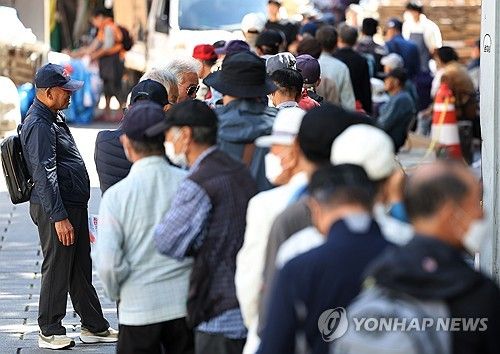 점심 식사 기다리는 어르신들