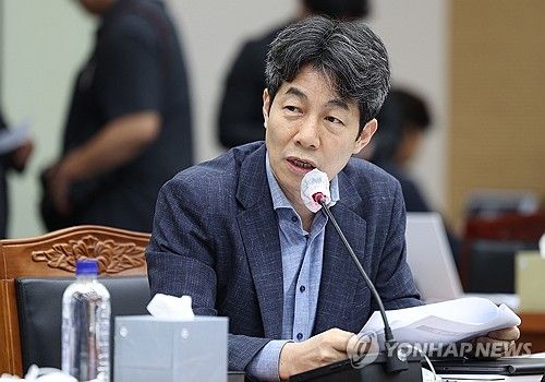 국정감사서 질의하는 윤건영 의원