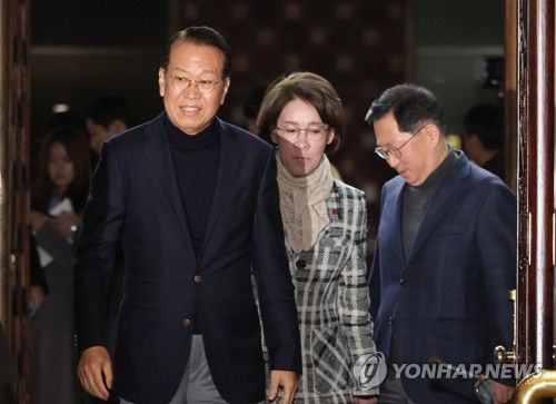 의원총회 참석하는 권영세 의원