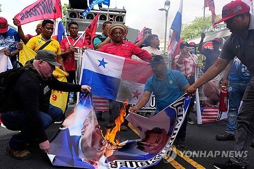 트럼프 얼굴 현수막에 불 지르는 파나마 주민들