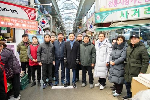 23일 돈암시장을 방문한 이승로 구청장