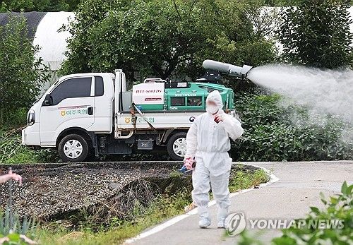 분주하게 움직이는 방역차