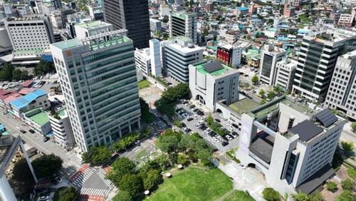 전주시청 별관으로 활용될 현대해상 빌딩(왼쪽)