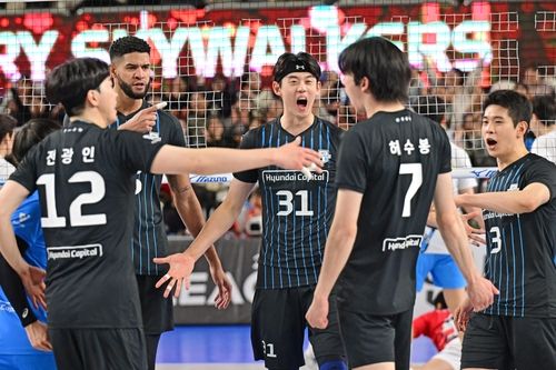 득점 후 기뻐하는 현대캐피탈 선수들 