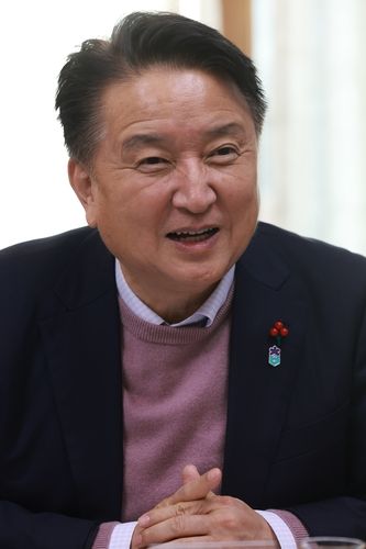 인터뷰하는 김영환 충북지사