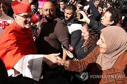 특별미사를 앞두고 주민들과 인사하는 예루살렘 라틴 총대주교