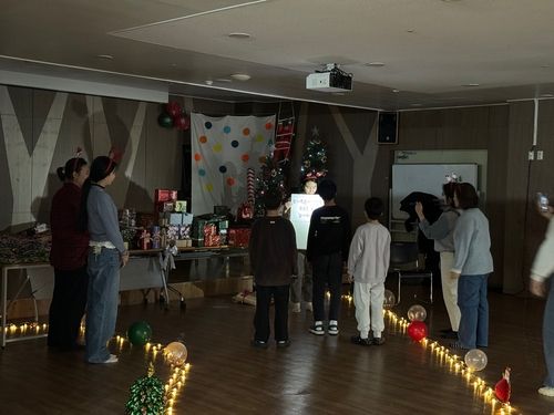 크리스마스 선물받는 아이들