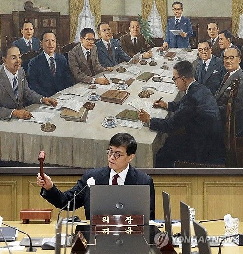 의사봉 두드리는 이창용 한은 총재