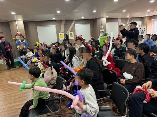 마술쇼에 집중한 상록보육원 아이들 모습