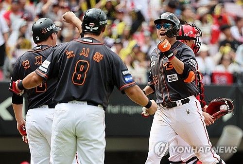 환호하는 채은성 '스리런홈런이야'
