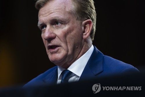 작년 미국 의회 청문회에서 답변하는 론 프라이스 전무.