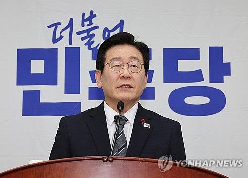 의원총회에서 발언하는 이재명 대표