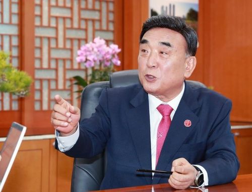 연합뉴스와 인터뷰하는 김두겸 울산시장