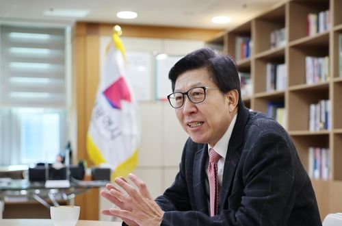 연합뉴스와 인터뷰하는 박형준 시장