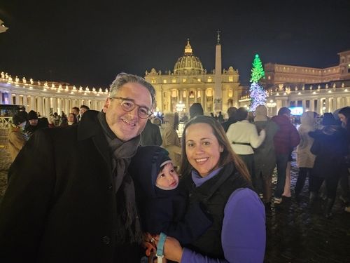 인터뷰하는 스콧씨(왼쪽) 가족