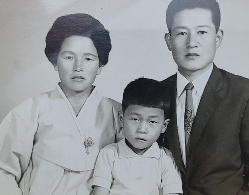 부모님과 함께 한 어린 시절 정성장 센터장