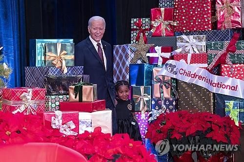 크리스마스 앞두고 국립아동병원 찾은 조 바이든 미국 대통령