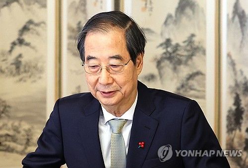 자리에 앉는 한덕수 권한대행