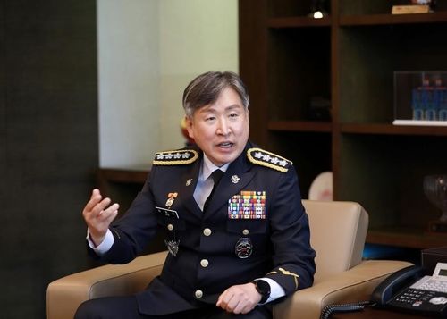 인터뷰하는 김종욱 해경청장