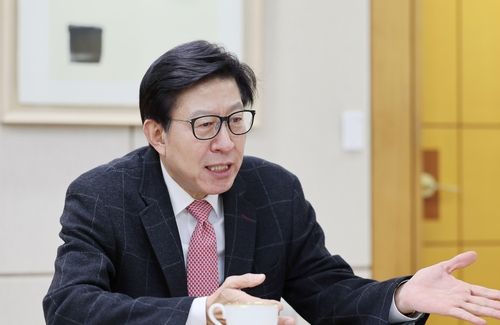 연합뉴스와 인터뷰하는 박형준 시장