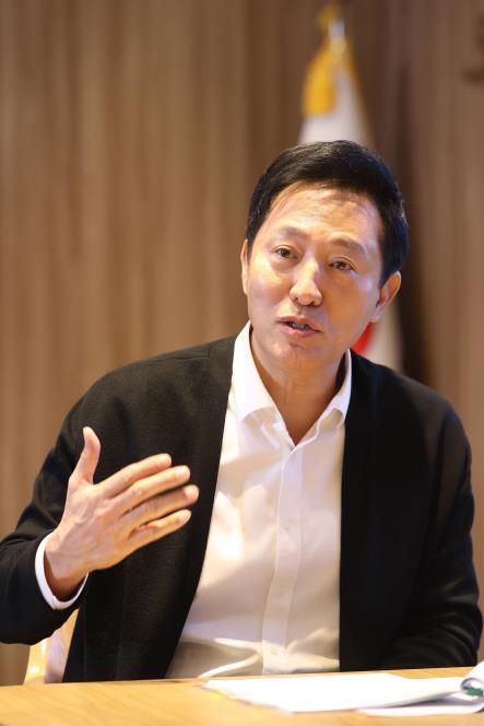 인터뷰하는 오세훈 시장