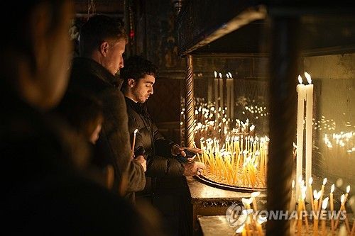 베들레헴의 예수탄생기념성당에서 기도를 올리는 기독교인들