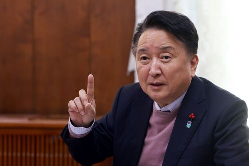 인터뷰하는 김영환 충북지사