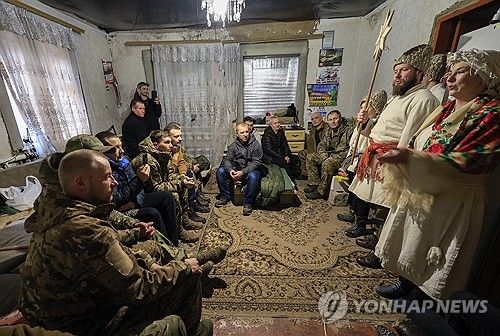성탄절 기념하기 위해 전선 방문한 우크라이나 어린이와 배우들