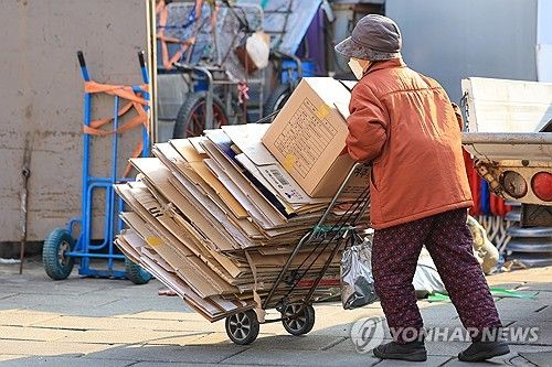 탑골공원 인근에서 폐지 손수레 미는 노인