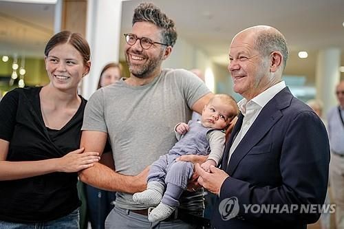 아기와 포즈 취하는 올라프 숄츠 독일 총리