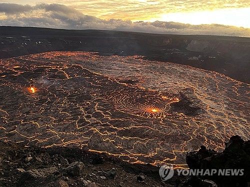 23일(현지시간) 킬라우에아 화산 정상부 칼데라 전경