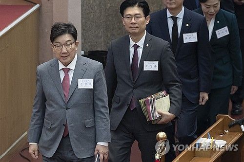 성탄예배 참석하는 권성동 원내대표