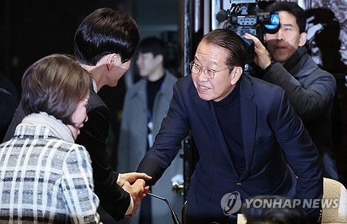 의원들과 인사하는 권영세 의원