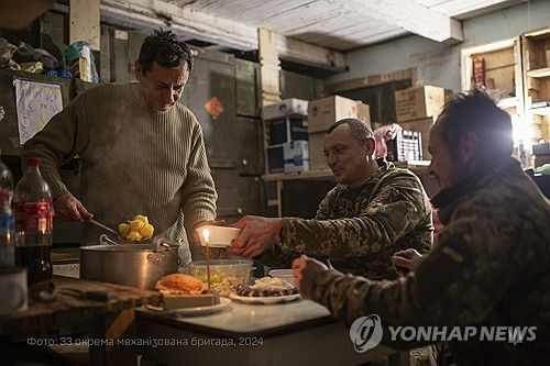 전선에서 크리스마스 이브 기념하는 우크라이나 군인들