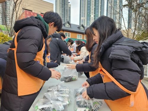도시락 포장에 함께하고 있는 기자(오른쪽) 모습