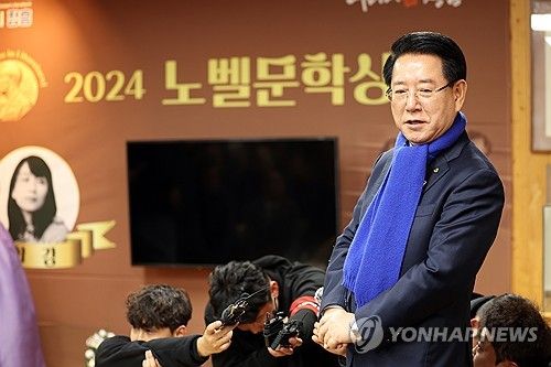 축하말 전하는 김영록 전남도지사