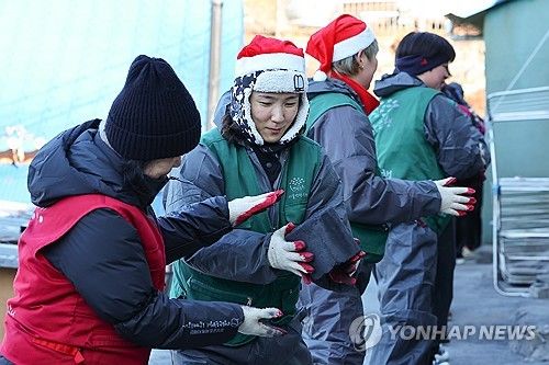 연탄 배달하는 산타들