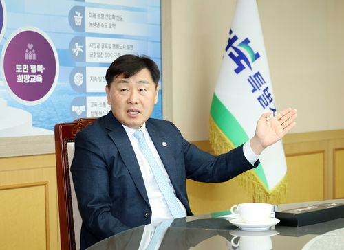 인터뷰하는 김관영 전북특별자치도지사