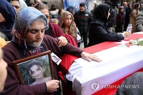 지진으로 희생된 북키프로스 배구팀 학생들을 장례식