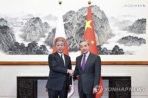 손 잡은 중일 외교장관