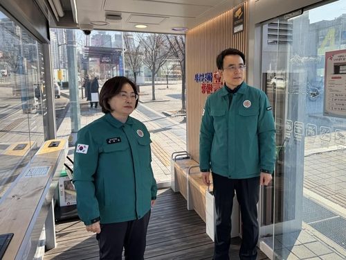 지난 24일 효창공원앞역 스마트쉼터를 둘러보는 박희영 구청장(왼쪽)