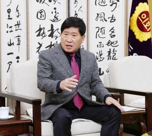 연합뉴스와 인터뷰하는 홍성현 충남도의회 의장