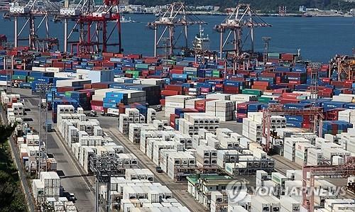 부산항 컨테이너 하역 모습.