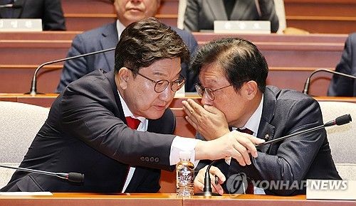 권성동 대표 권한대행과 박형수 원내수석부대표 '무슨대화?'