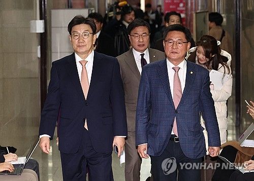 상임전국위원회 참석하는 권성동 원내대표-이헌승 의장