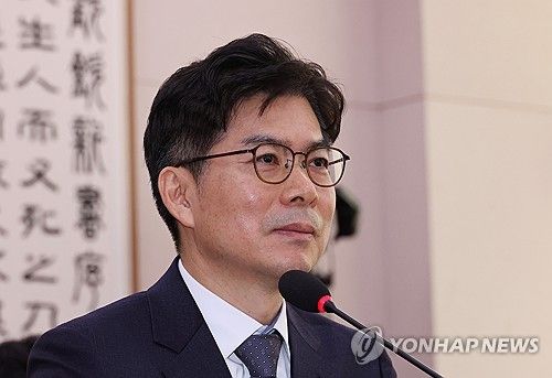 질의 경청하는 마용주 대법관 후보자