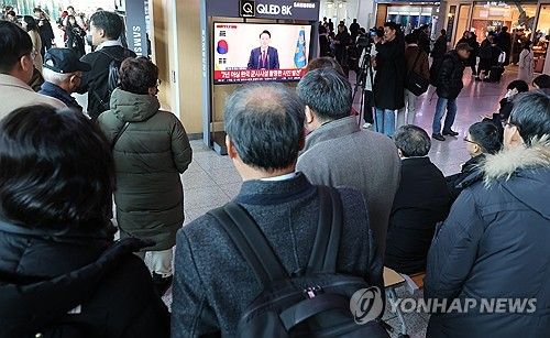 대통령 담화 시청하는 시민들