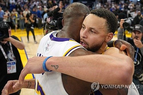 경기 마치고 포옹하는 르브론 제임스와 스테픈 커리